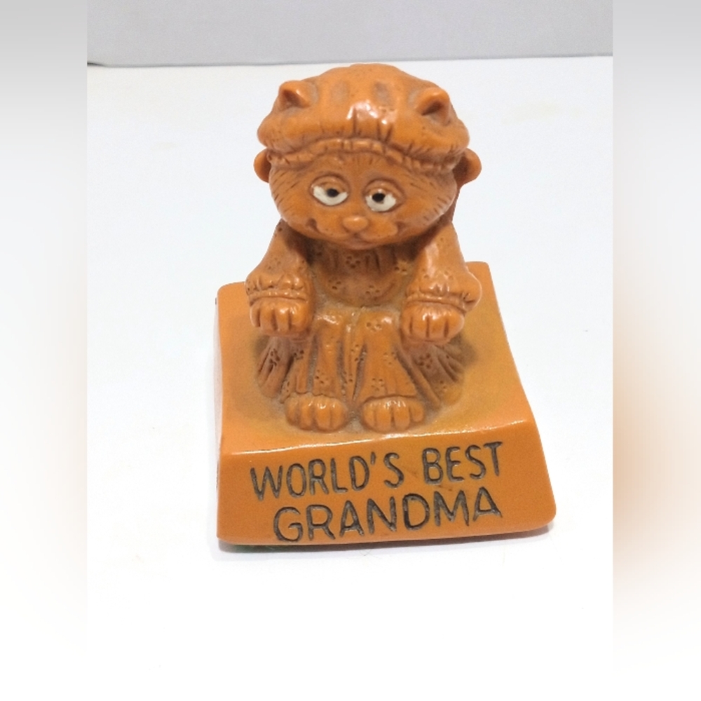 1974 Wallace Berrie Cat Figurine 7522 Worlds Best Grandma Plastic